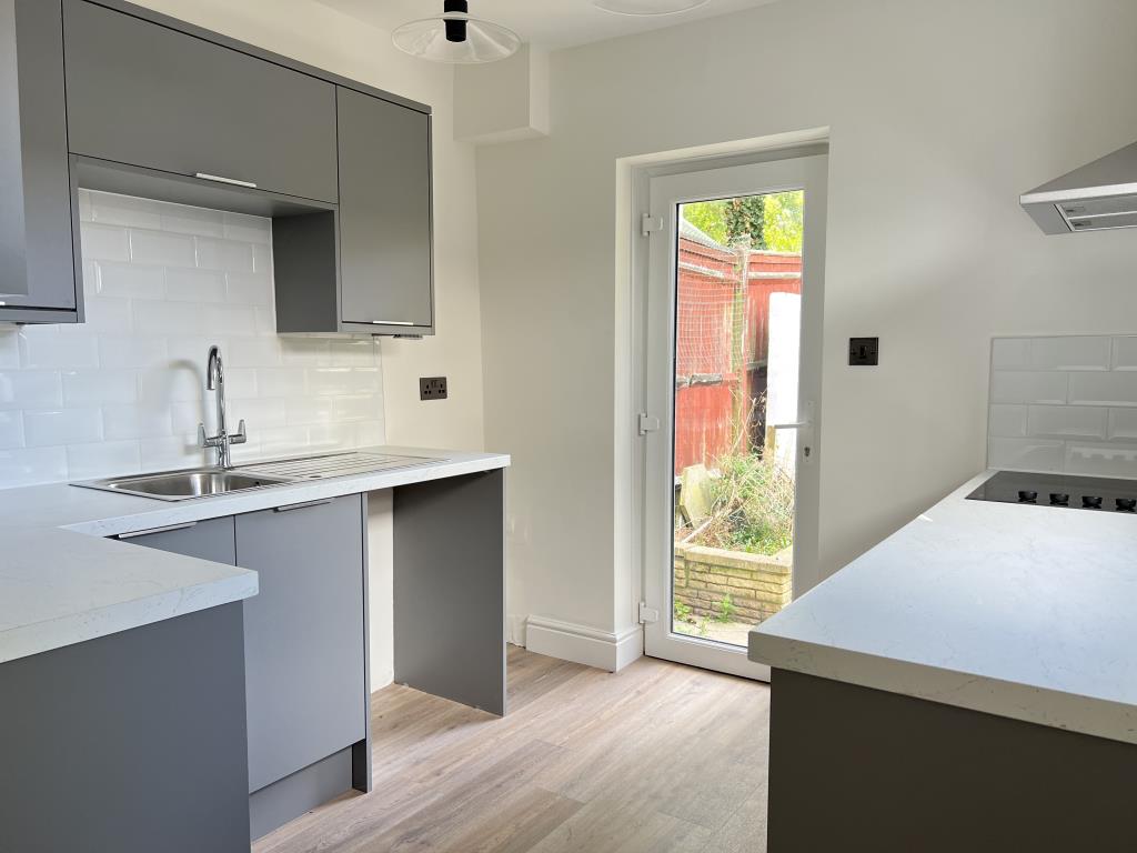 Lot: 81 - END-TERRACE HOUSE FOR INVESTMENT OR OCCUPATION - Modern fitted kitchen